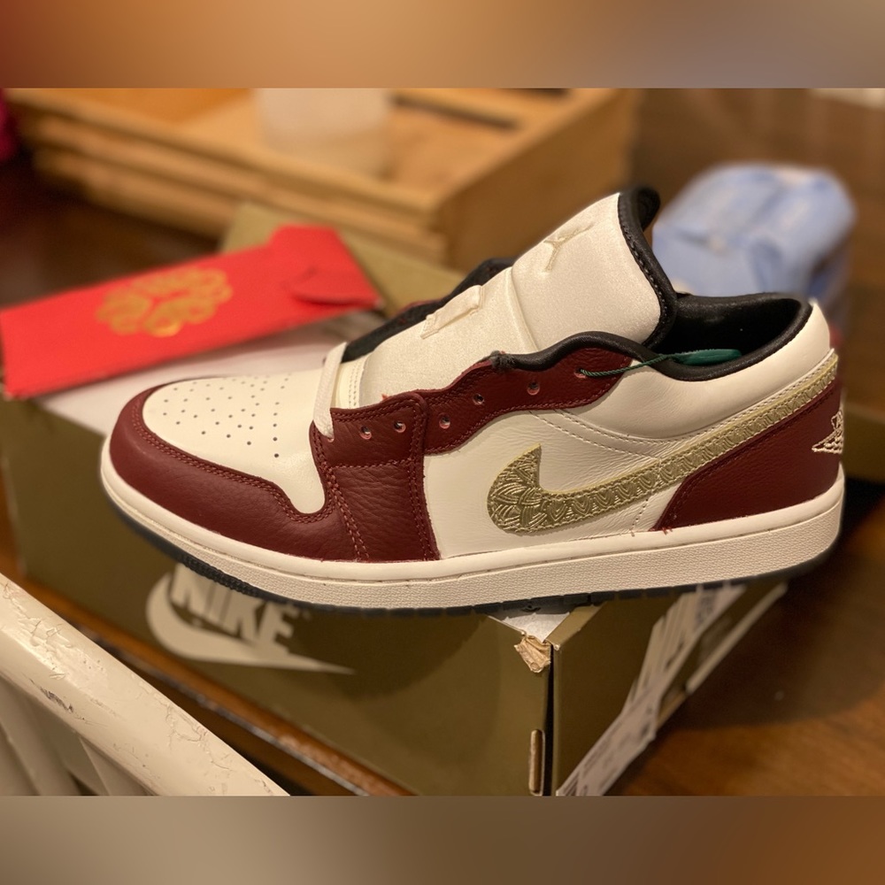 Women’s Air Jordan 1 Year Of The Dragon Size 9 NWT